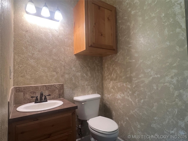 220 Willow Ln, Hartshorne, OK 74547 - half bath featuring toilet, vanity, and wallpapered walls