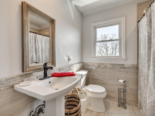 614 Oak Ridge Dr, Sand Springs, OK 74063 - full bathroom with tile walls, crown molding, wainscoting, and toilet