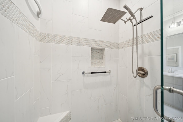 full bathroom featuring a tile shower