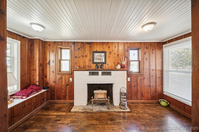 living room featuring baseboards, plenty of natural light, and wood finished floors