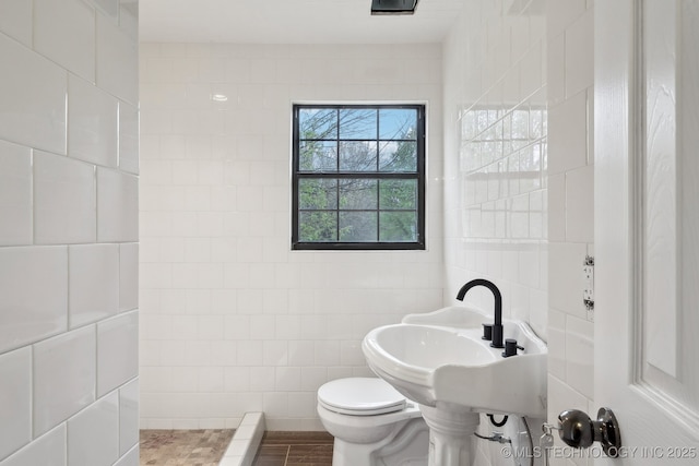 15338 S Brewster Rd, Mounds, OK 74047 - bathroom featuring toilet, tile walls, and a sink