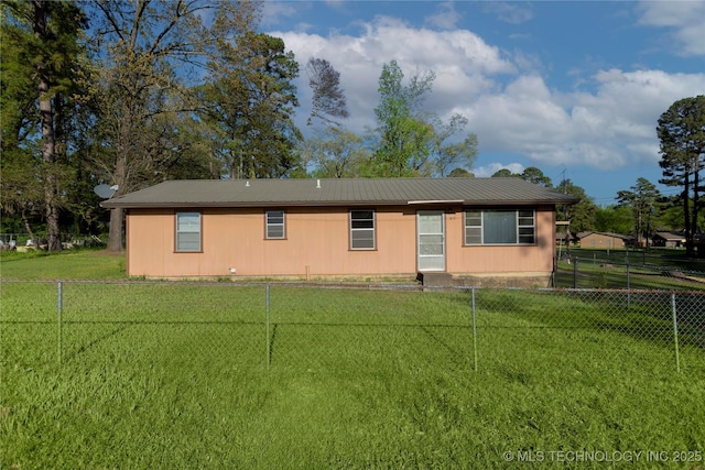 view of front of property featuring metal roof, a fenced backyard, and a front yard