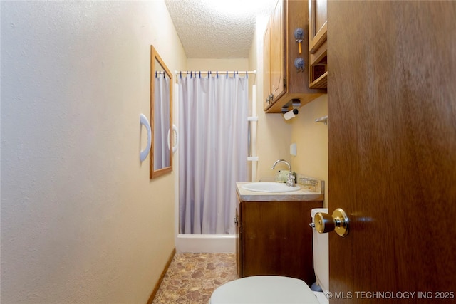 612 W Circle Dr, Broken Bow, OK 74728 - full bath featuring vanity, a shower with curtain, and a textured ceiling