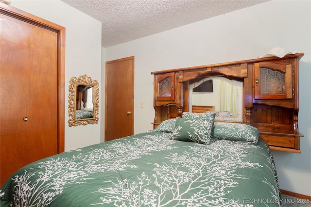 612 W Circle Dr, Broken Bow, OK 74728 - bedroom featuring a textured ceiling