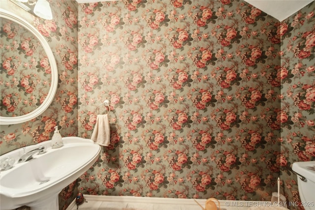4932 W Commercial St, Broken Arrow, OK 74012 - half bath featuring wallpapered walls, baseboards, a sink, and toilet