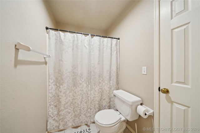 4932 W Commercial St, Broken Arrow, OK 74012 - full bathroom with toilet, baseboards, and curtained shower