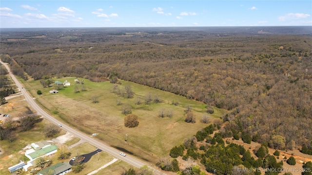 birds eye view of property featuring a forest view
