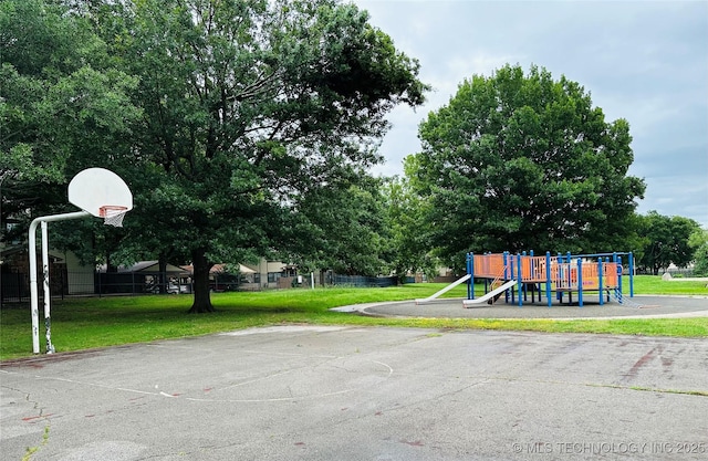 6524 S Memorial Dr Unit 16E, Tulsa, OK 74133 - community jungle gym featuring community basketball court