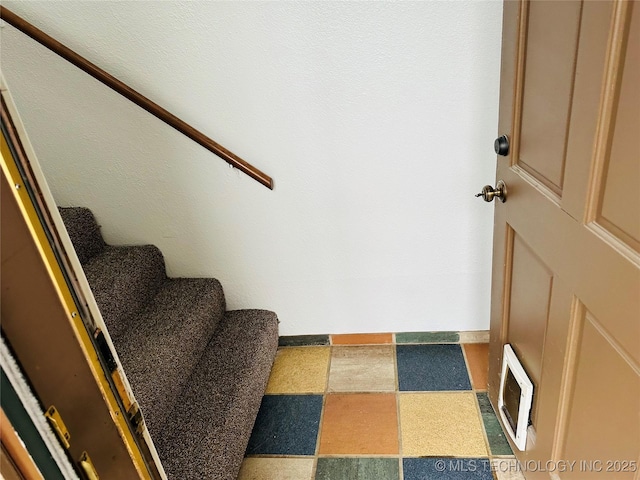 6524 S Memorial Dr Unit 16E, Tulsa, OK 74133 - view of staircase