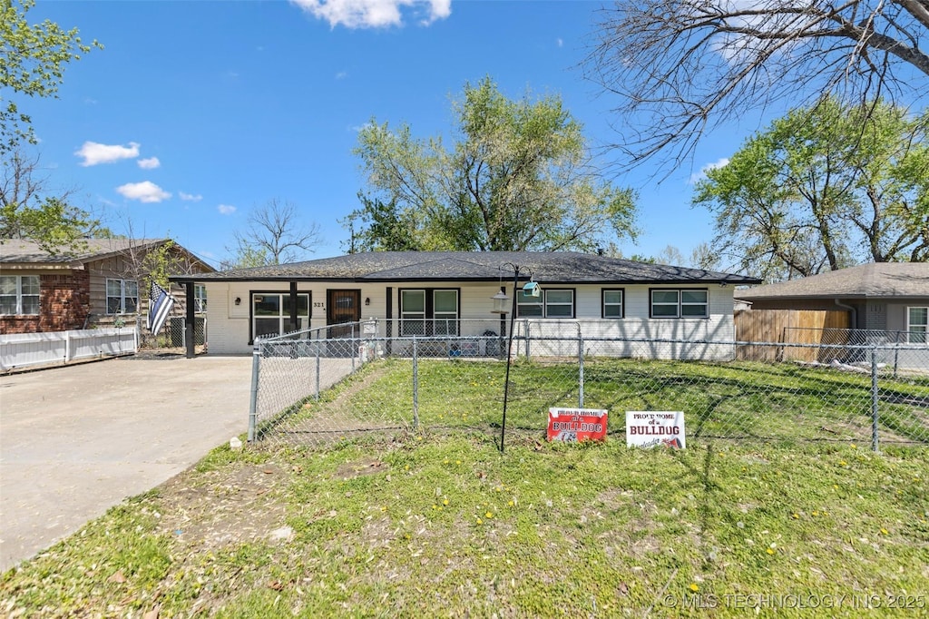 321 E Maple St, Skiatook, OK 74070 - single story home featuring a front yard and a fenced front yard