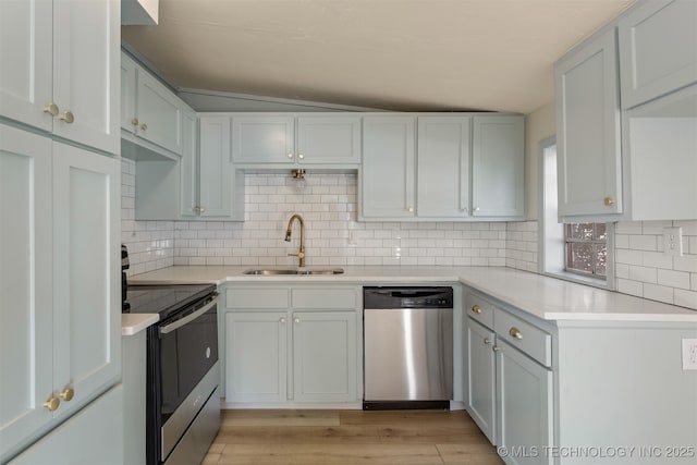 3004 E 49th St, Tulsa, OK 74105 - kitchen with tasteful backsplash, a sink, light countertops, light wood-type flooring, and stainless steel appliances