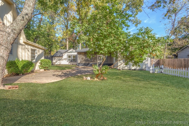 3004 E 49th St, Tulsa, OK 74105 - view of yard featuring fence