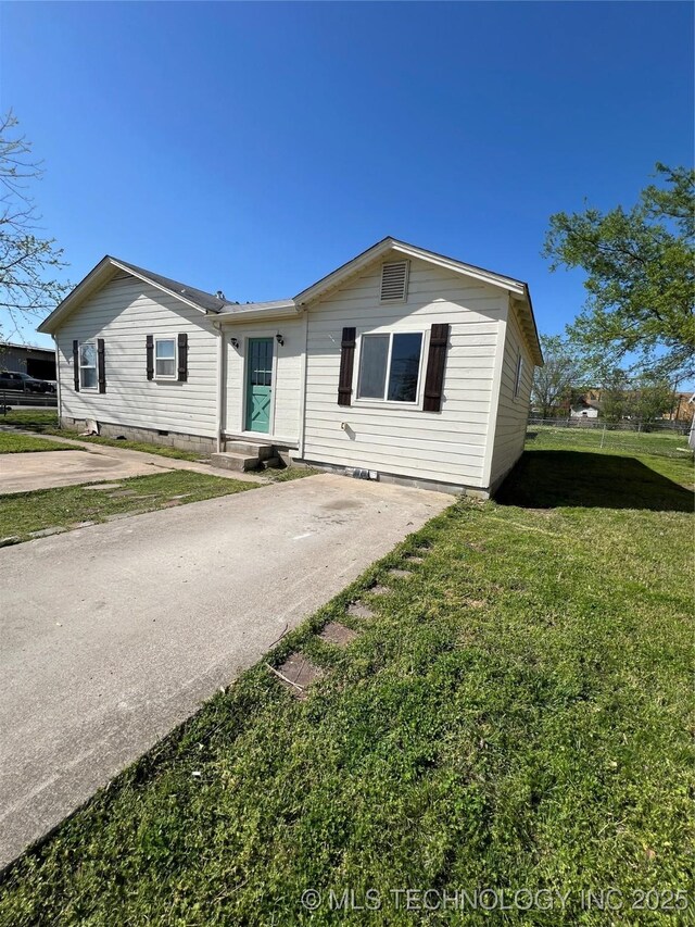 319 S Main St, Owasso, OK 74055 - ranch-style home featuring crawl space, entry steps, concrete driveway, and a front lawn