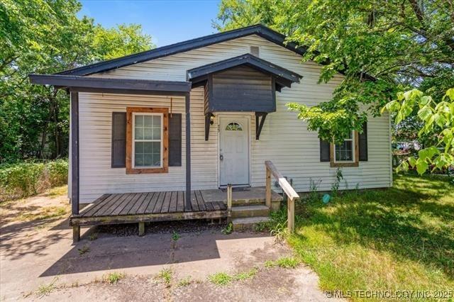 75 W Liveoak St, Durant, OK 74701 - bungalow-style house with a front lawn