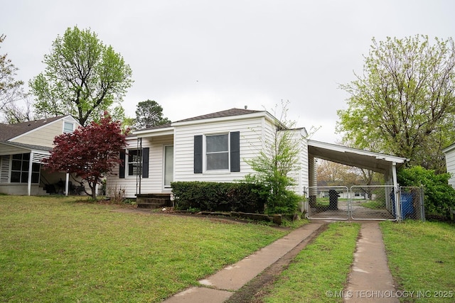 view of front facade featuring a carport, a front yard, fence, and a gate
