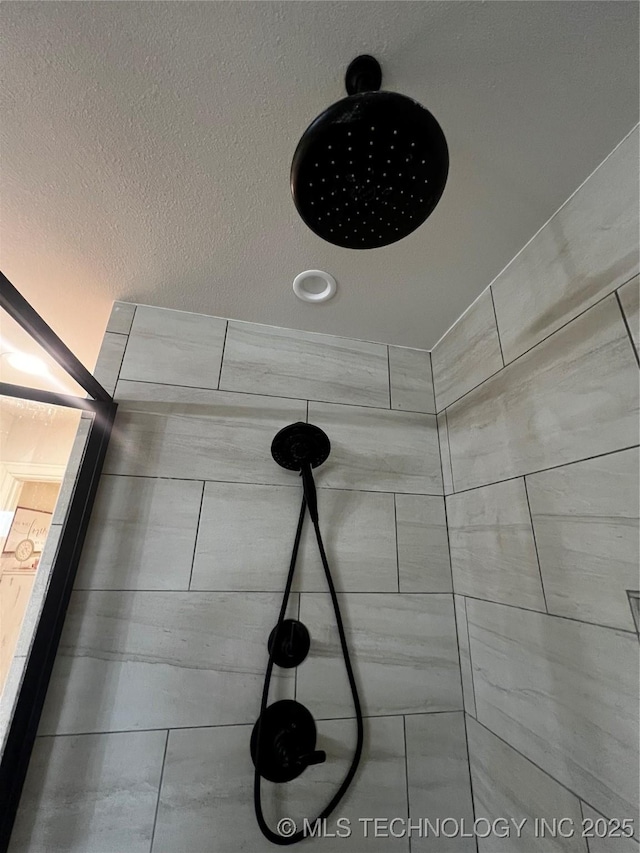 room details featuring a tile shower