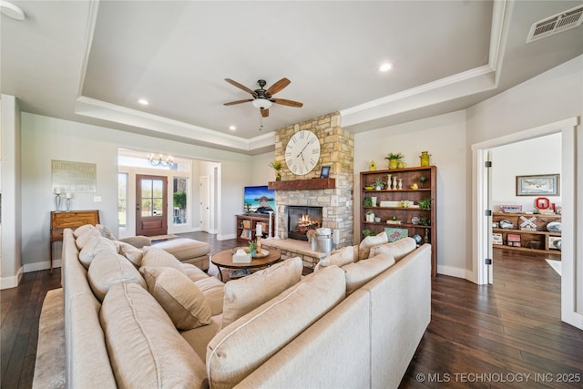 369102 E 960 Road, Road, OK 74833 - living room featuring dark wood-style flooring, baseboards, a raised ceiling, visible vents, and ceiling fan