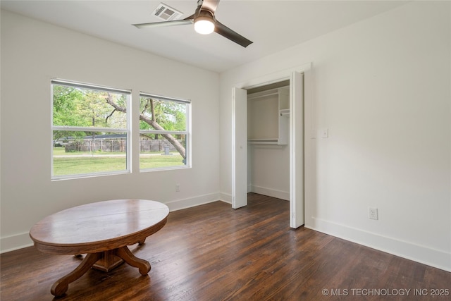 living area with dark wood finished floors, visible vents, baseboards, and ceiling fan
