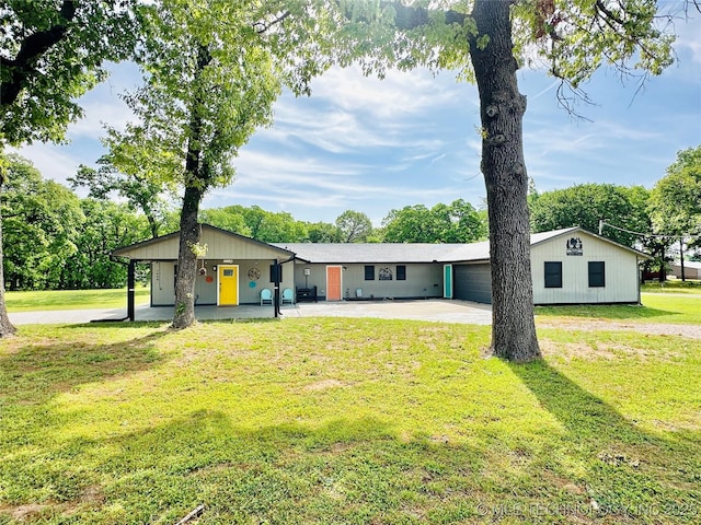 1668 Waters Rd, Kingston, OK 73439 - view of front facade with driveway and a front lawn