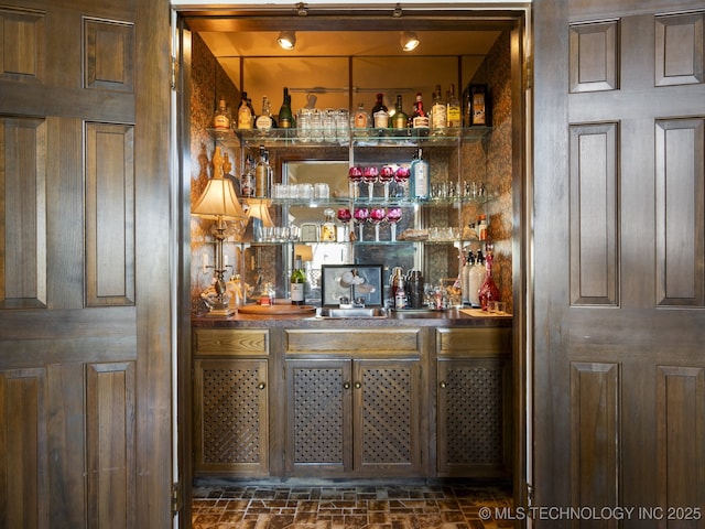 8404 S Toledo Ave, Tulsa, OK 74137 - bar featuring a bar