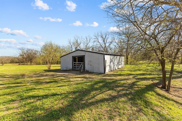 view of pole building featuring a yard