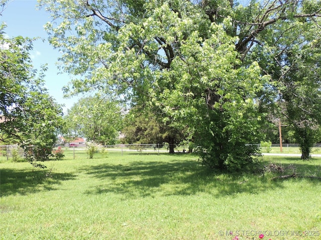 906 S 85th E Ave, Tulsa, OK 74112 - view of yard with fence