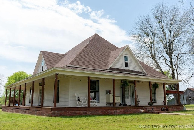 view of front of house featuring a front lawn, covered porch, and roof with shingles