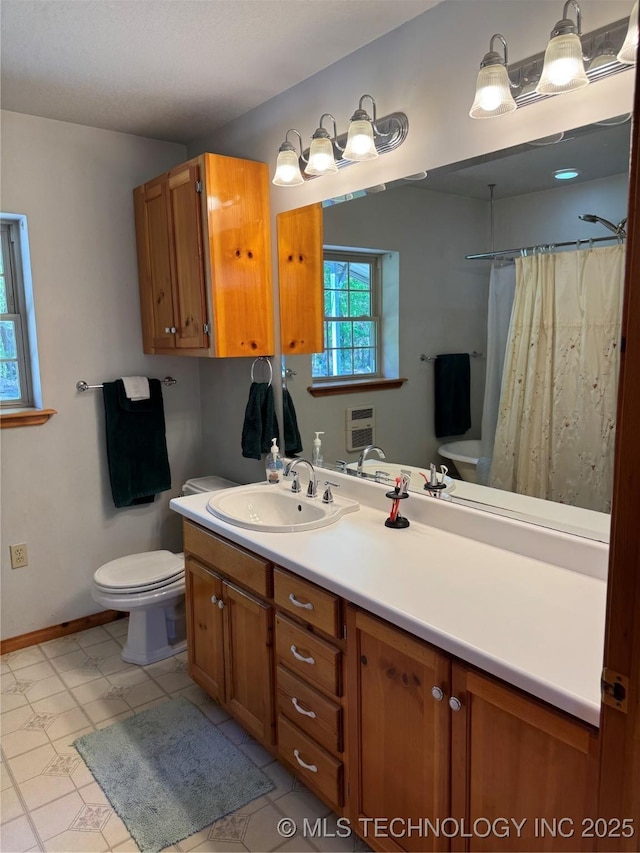 full bath with toilet, a shower with shower curtain, vanity, and baseboards