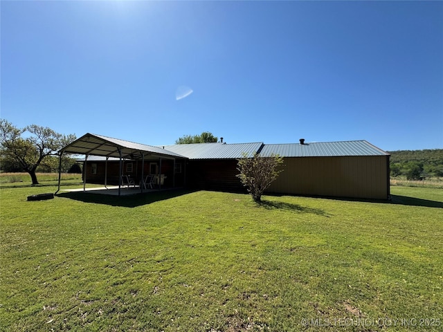 view of yard with an outbuilding