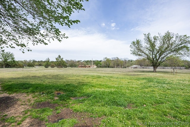 view of yard featuring a rural view