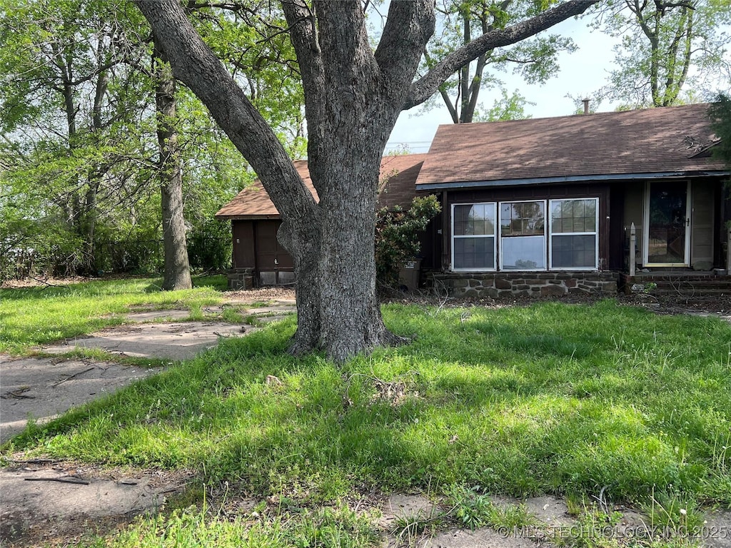 single story home with a shingled roof