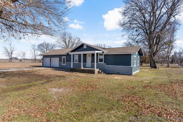 view of front facade featuring a garage, a front yard, roof with shingles, and dirt driveway