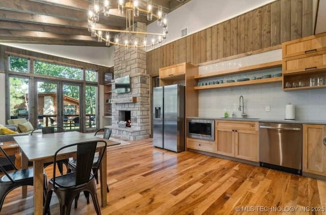 kitchen featuring visible vents, open shelves, a sink, appliances with stainless steel finishes, and decorative backsplash