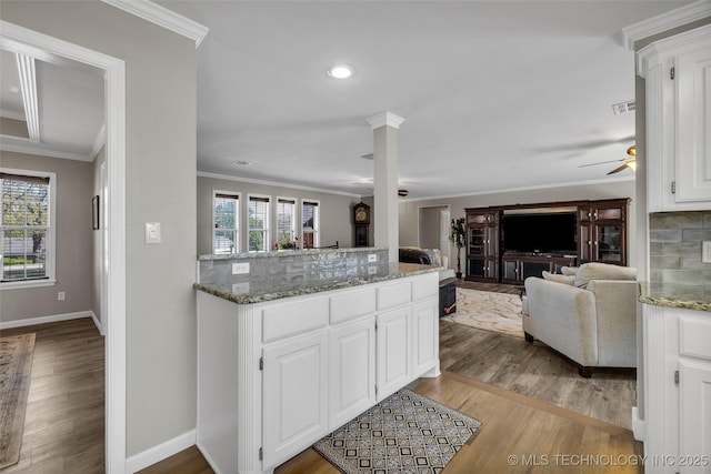 kitchen featuring open floor plan, light wood-type flooring, baseboards, and visible vents
