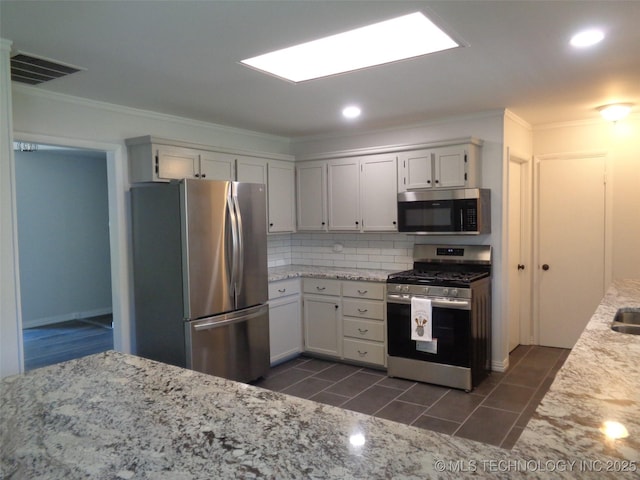 16893 E 116th St N, Owasso, OK 74055 - kitchen featuring crown molding, appliances with stainless steel finishes, backsplash, and visible vents