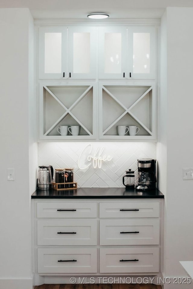 9520 N 144th Ave E, Owasso, OK 74055 - bar area with tasteful backsplash