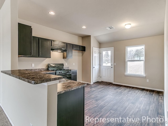 8411 E Queens Pl, Broken Arrow, OK 74014 - kitchen with dark countertops, dark wood finished floors, baseboards, black gas range, and visible vents