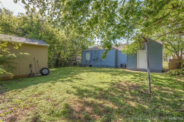 view of yard with an outdoor structure