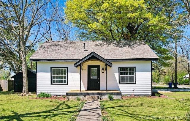 401 S Brewer St, Vinita, OK 74301 - bungalow-style house featuring a shingled roof and a front lawn