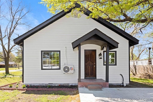 401 S Brewer St, Vinita, OK 74301 - bungalow-style home featuring fence and ac unit