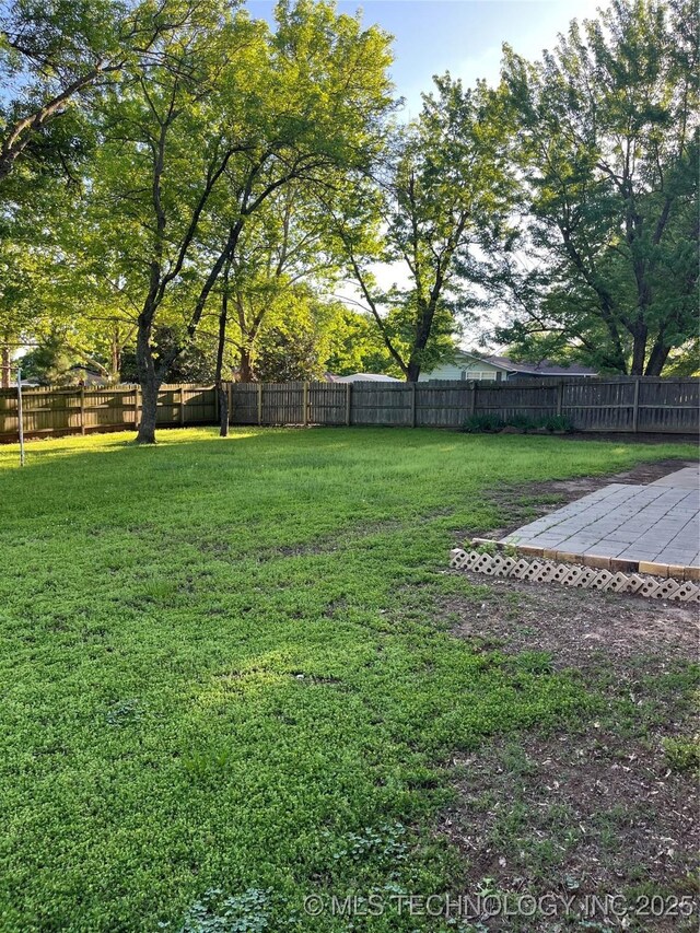 view of yard featuring a fenced backyard