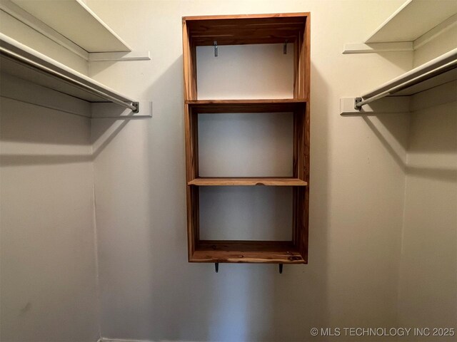 1380 N Lakeview Ave, Mannford, OK 74044 - view of walk in closet