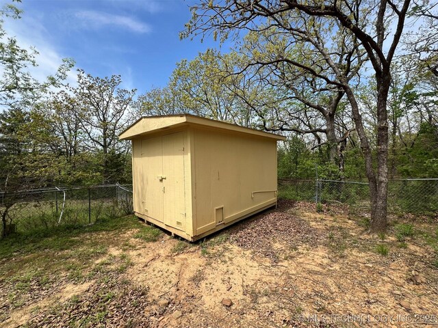 1380 N Lakeview Ave, Mannford, OK 74044 - view of shed with a fenced backyard