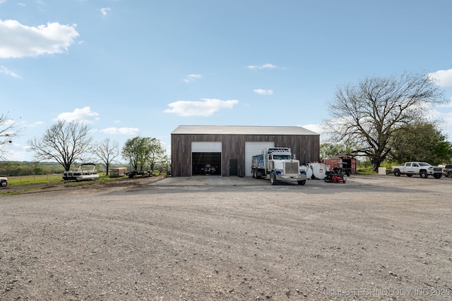 view of outdoor structure with an outbuilding