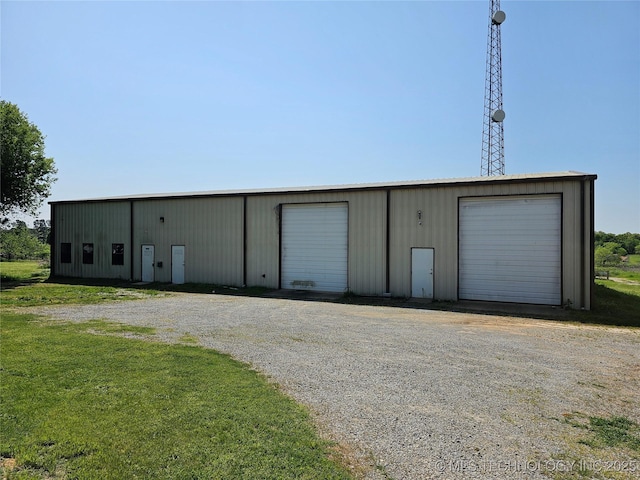 view of outdoor structure featuring an outdoor structure and driveway