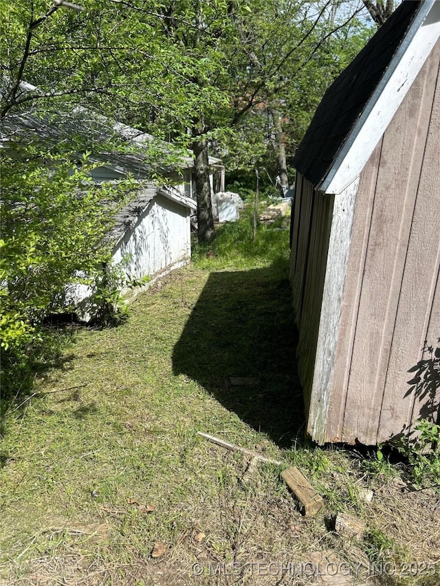 view of yard featuring an outdoor structure and a shed