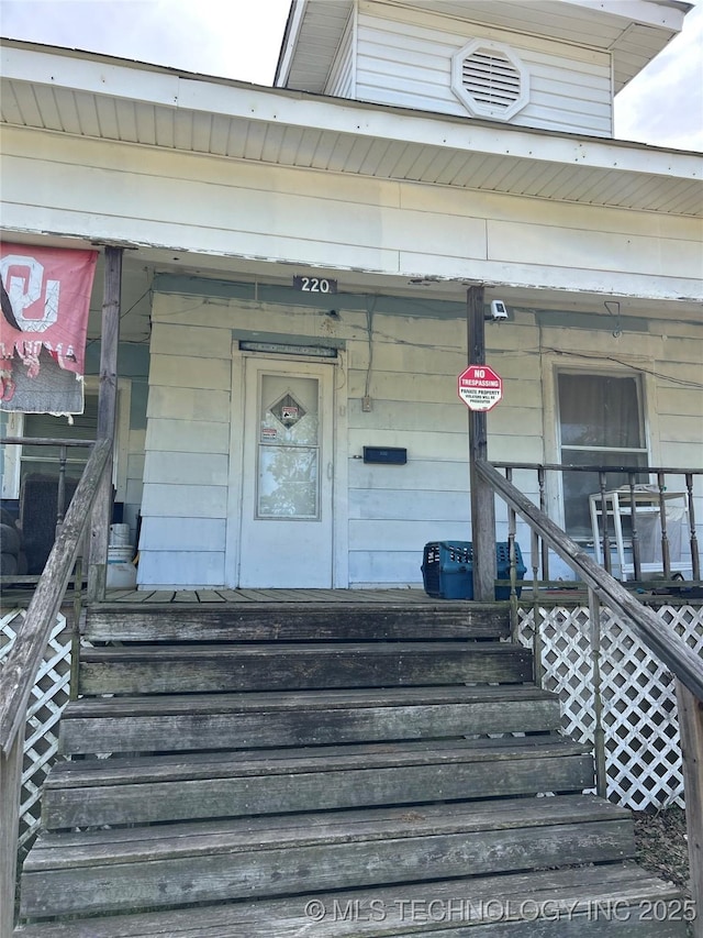 entrance to property featuring a porch