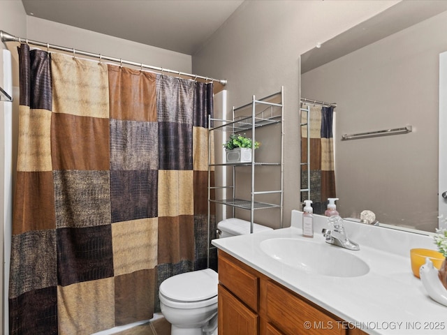full bath with vanity, toilet, and a shower with curtain
