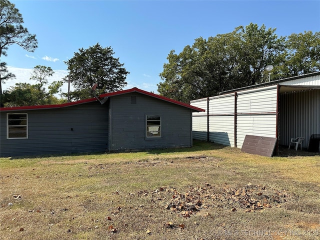 view of side of property featuring a yard