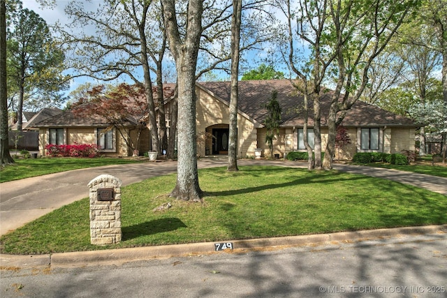 749 Brookhollow Ln, Bartlesville, OK 74006 - view of front facade with a front lawn and curved driveway